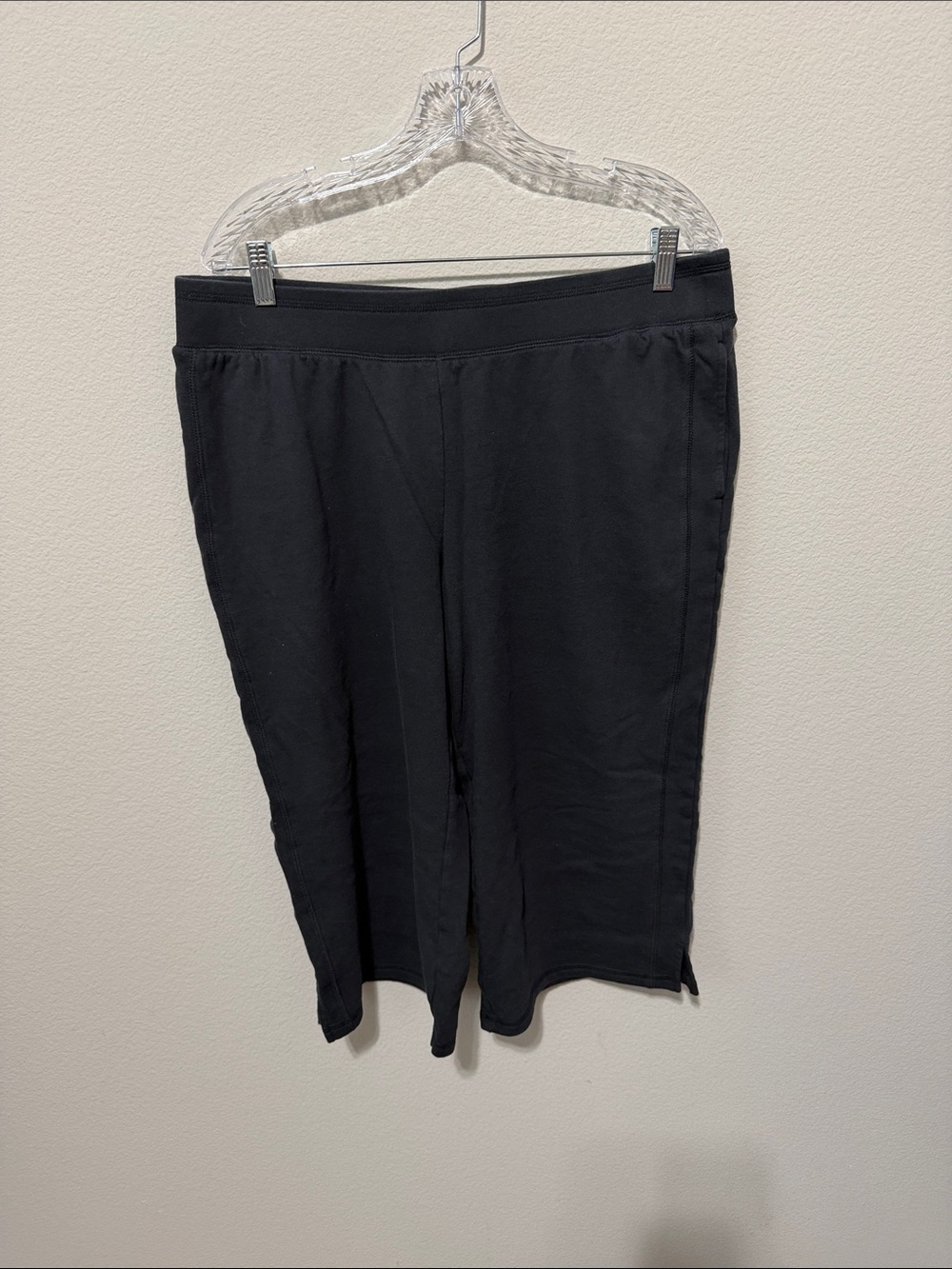 AnyBody charcoal grey Pull-On Capri French terry Sweatpants